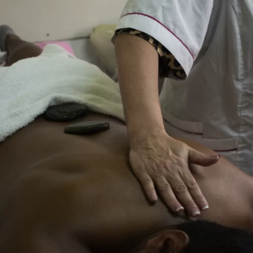 Litoterapia - Masaje de relajación de espalda con piedras